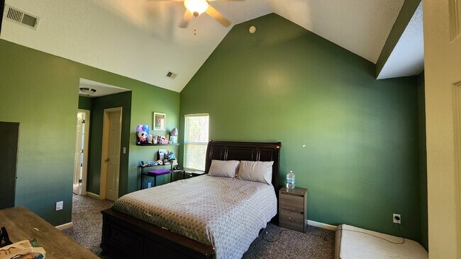 Building Photo - Convenient to west gate of Ft Moore