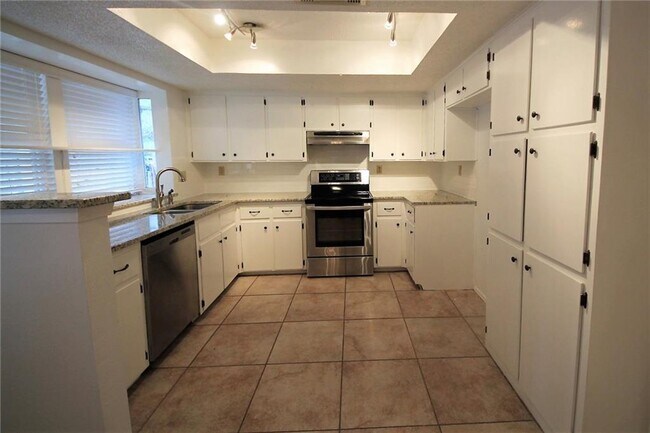 Building Photo - 13320 Water Oak Ln