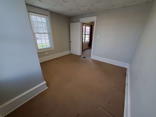 Building Photo - Renovated 2 Bedroom – First Floor Apartment in East Greenwich!