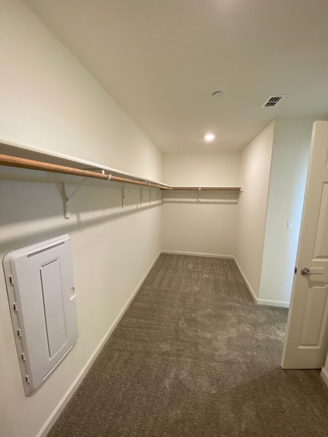 Building Photo - Gorgeous Like Low Maintenance 4 Bedroom wi...