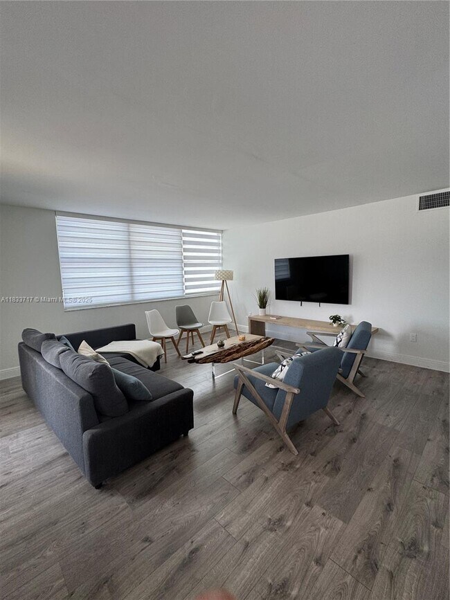 Building Photo - 1351 NE Miami Gardens Dr