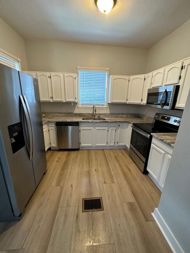 Building Photo - 5 bedroom, 2 bath, detached bonus room w/b...