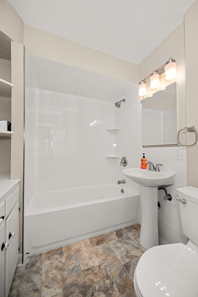 Building Photo - Newly renovated 3bd 2bath Shadle Rancher M...