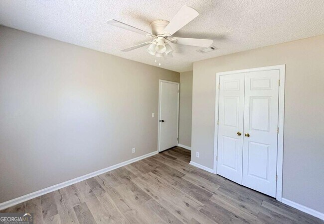 Building Photo - 142 Woodvalley Ct