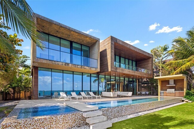 Building Photo - 825 E Dilido Dr