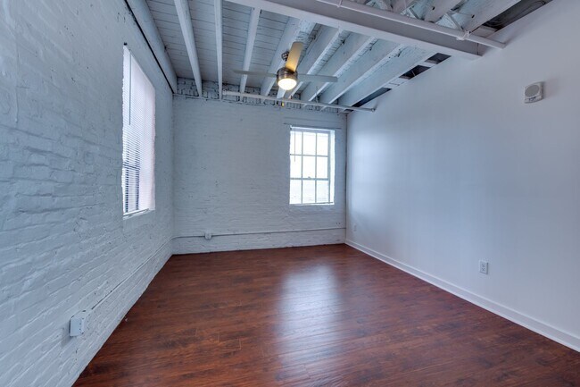 Building Photo - Newly Rennovated Two Bedroom