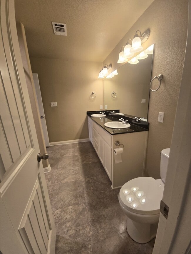 Building Photo - Spacious 3 Bedroom, 2 Bath Duplex for Rent...