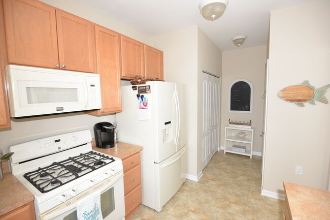 Building Photo - Lakefront Condo in Greenbrier