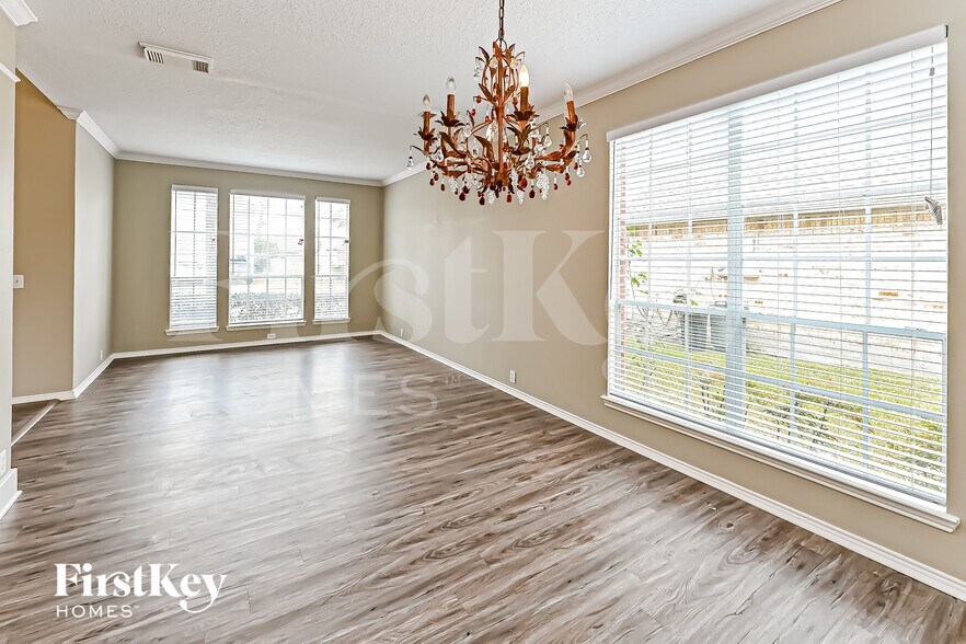 Building Photo - 18810 Summer Anne Dr