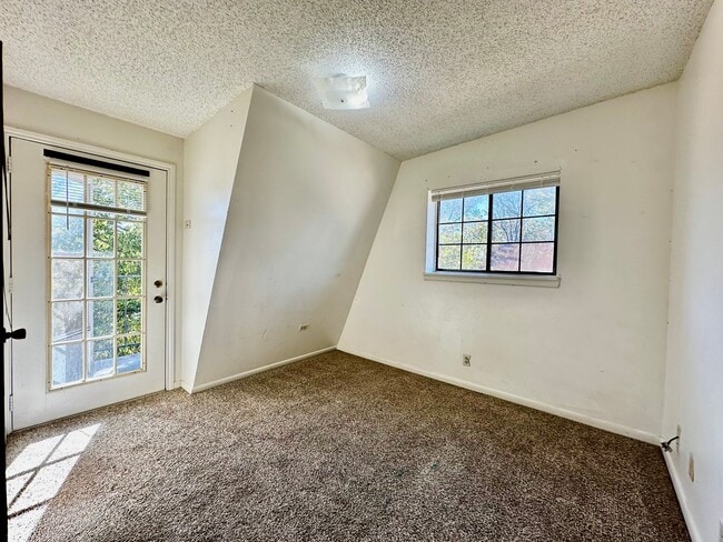 Building Photo - 2 Bedroom Apartment