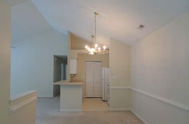 Building Photo - 2 Bedroom 2 bath rental in Bristol Commons...