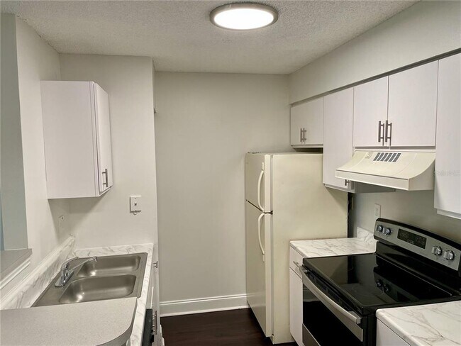 Building Photo - 2521 Grassy Point Dr
