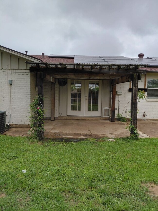 Building Photo - Adorable 3/2 with Garage Parking + Large backyard and gazebo!!