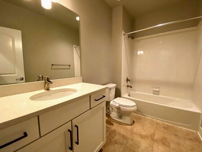 Building Photo - 5447 Valentia St