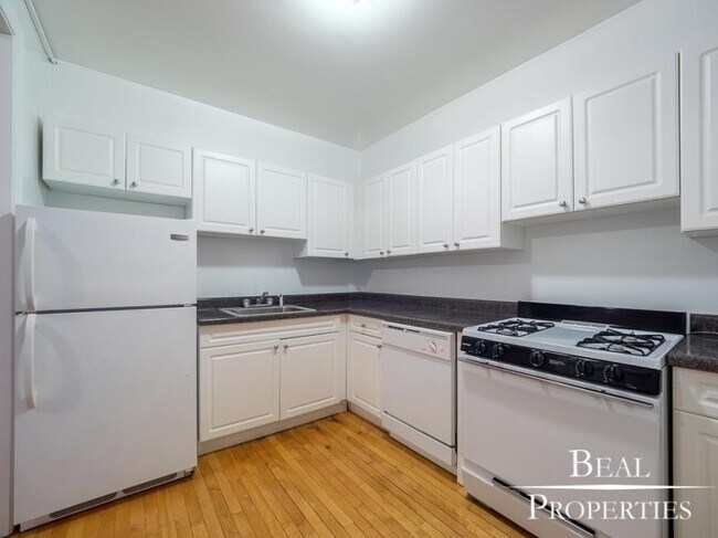 Building Photo - 2 bedroom in DEERFIELD IL 60015