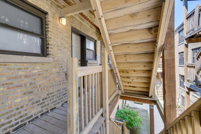 Building Photo - 7425 N Sheridan Rd