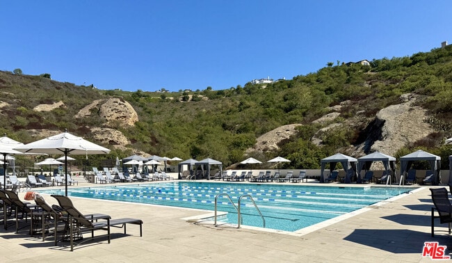 Building Photo - 5 Marisol