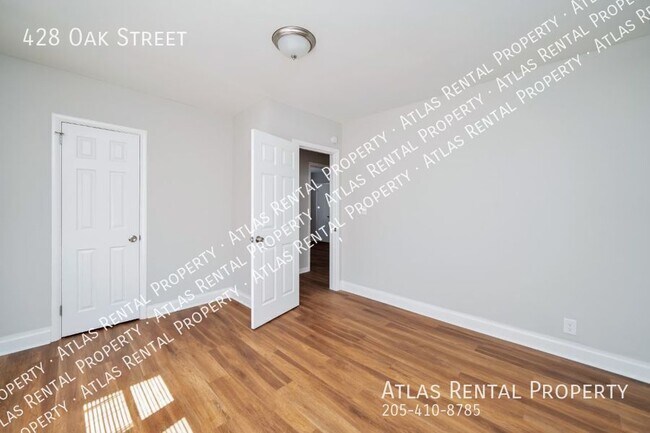 Building Photo - 428 Oak St