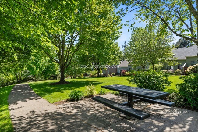 Building Photo - Updated 2 Bed/2 Bath Home in Private Gated Community!