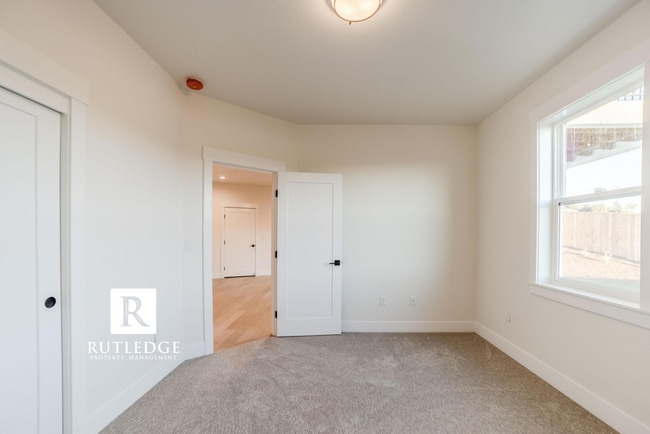 Building Photo - East Medford Cedar Links Living