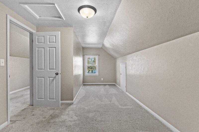 Building Photo - 504 W 1st St