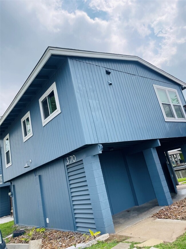 Building Photo - 370 Ling St