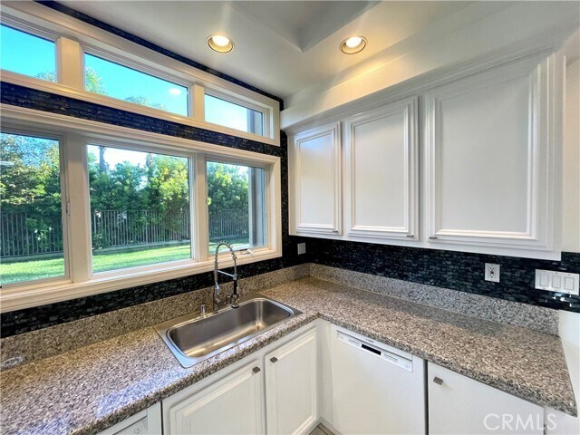 Building Photo - 6 Emerald Glen