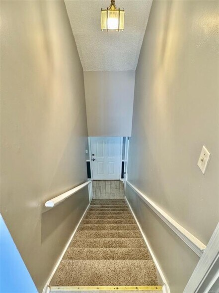 Building Photo - 697 Chatsworth Dr