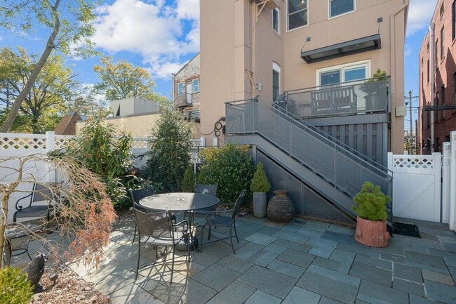 Building Photo - 94 Walnut St