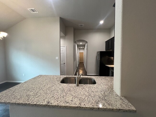 Building Photo - Luxury 3/2Duplex in Seguin, TX