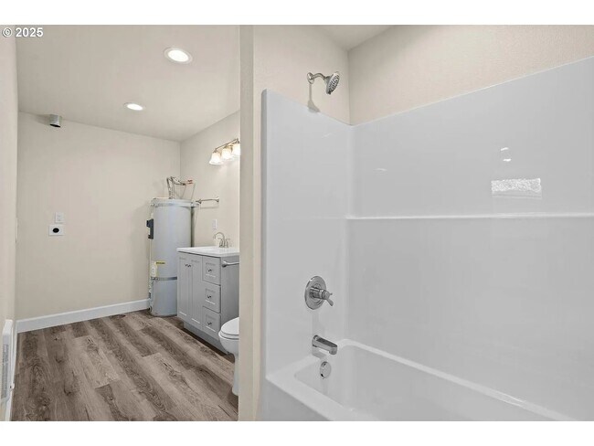 Building Photo - GPM657 - SE Raymond Ct. (T1)