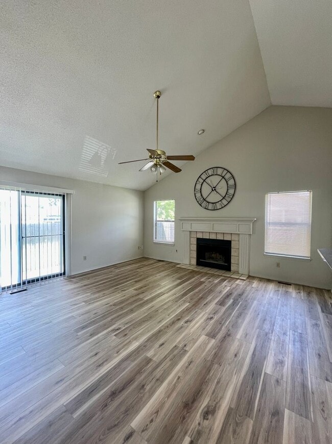 Building Photo - 3 bedroom in Andover! Mowing included!