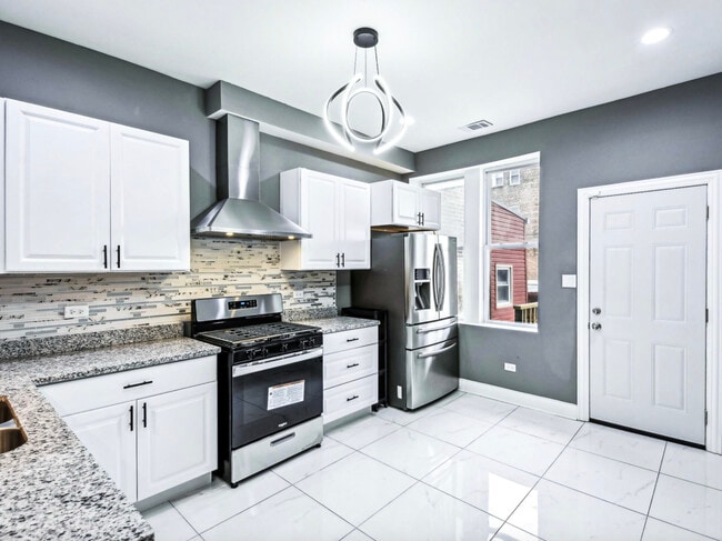 Building Photo - 1806 S Trumbull Ave