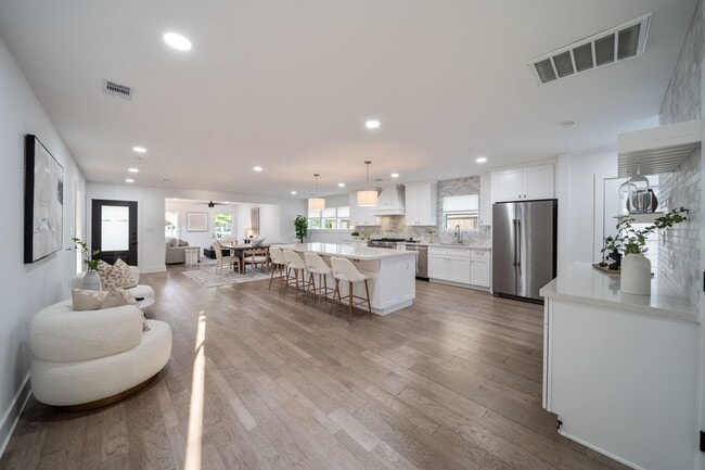 Building Photo - 2501 Briarhurst Dr