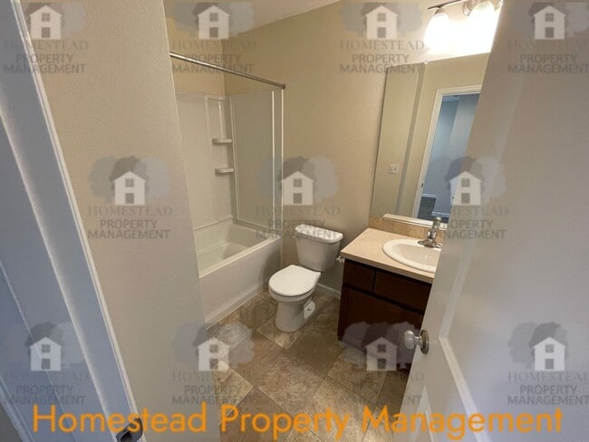 Building Photo - Welcome home! Outstanding Salem location!