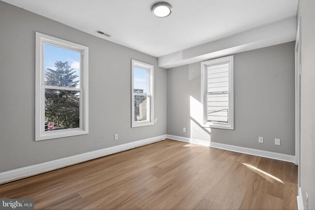 Building Photo - 325 Monmouth St