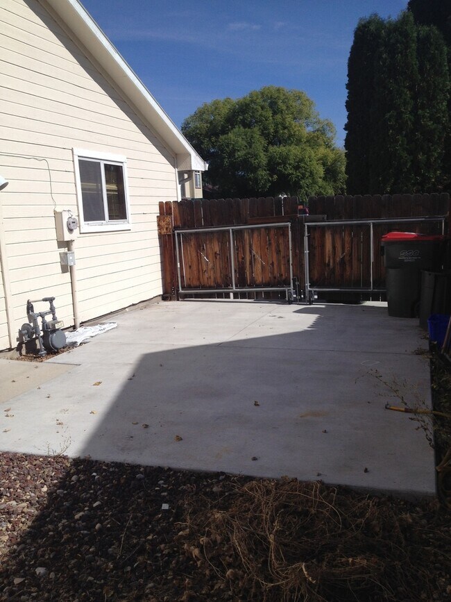 Building Photo - 4 bedroom 3 bath PLUS RV parking and great fenced yard.