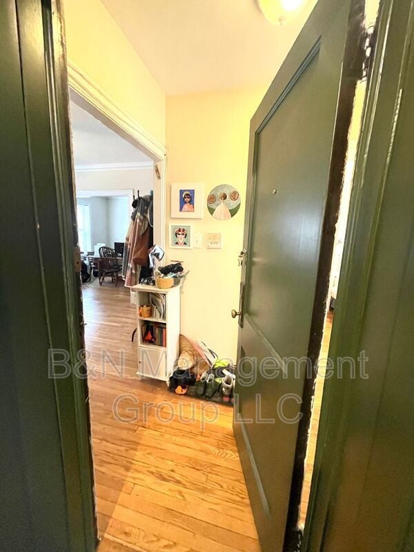 Building Photo - 910 W Oakdale Ave