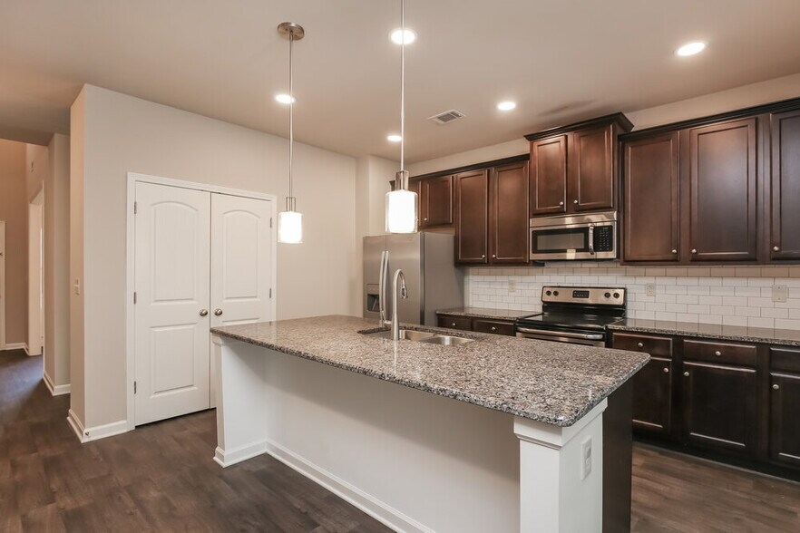 Building Photo - 900 Walnut Woods Dr
