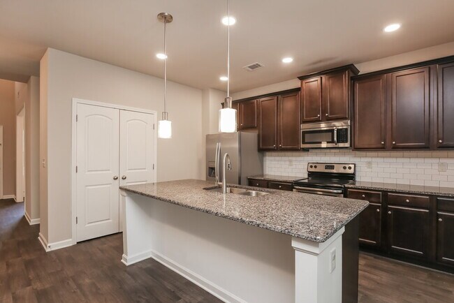 Building Photo - 900 Walnut Woods Dr