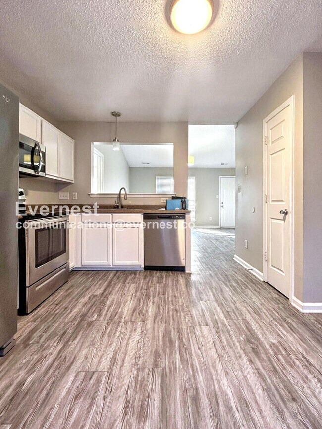 Building Photo - 2721 Fairstone Ave