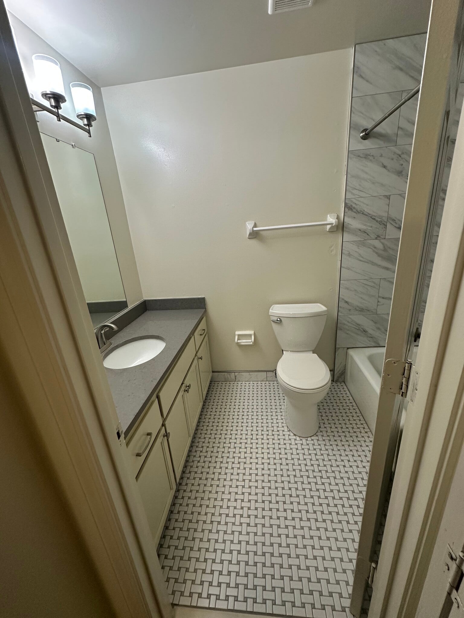 bathroom - 2118 Acklen Ave