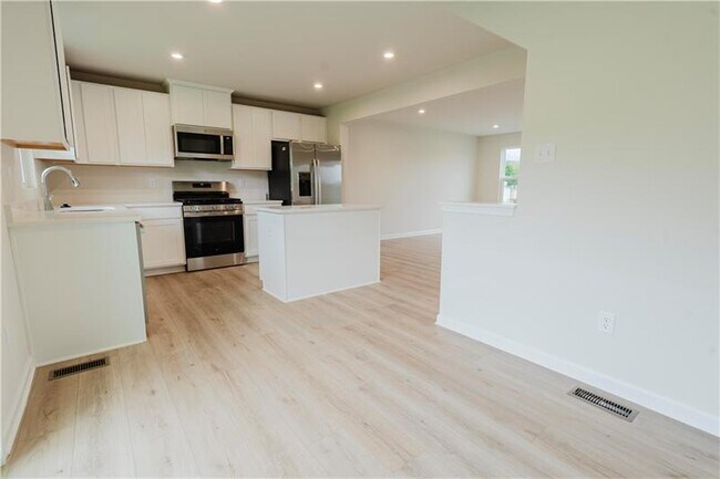 Building Photo - 157 White Oak Dr