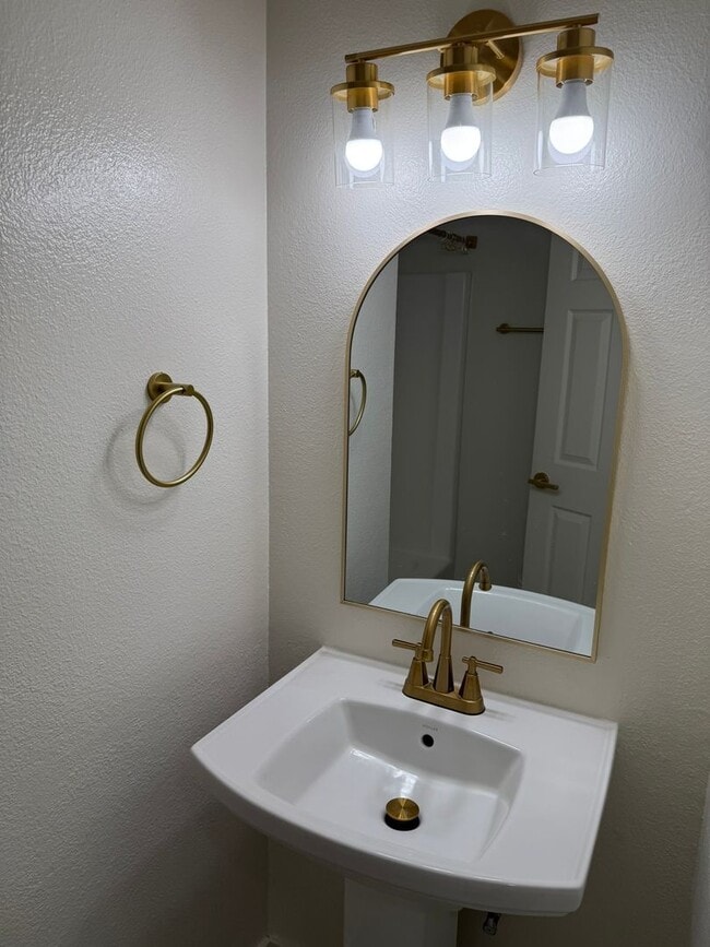 Building Photo - Updated Three Bedroom Home in South Salem