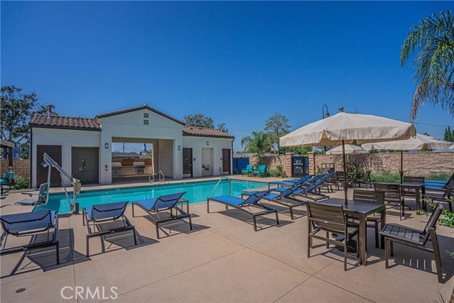 Building Photo - 2317 W Broadway