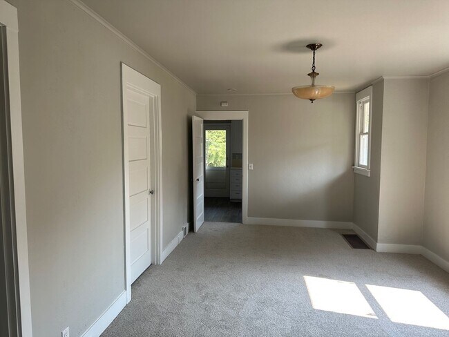 Building Photo - 3 Bedroom Near Elevator and Downtown Orego...