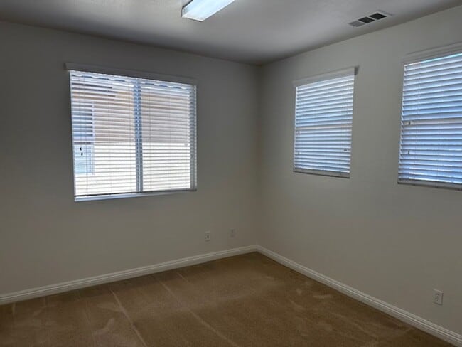 Building Photo - Excellent Extended Family home!