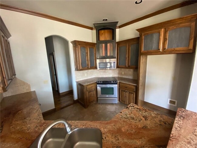 Building Photo - 616 Sally Ct