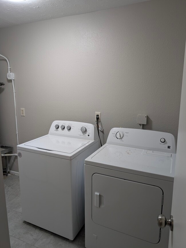 Building Photo - 3258 Continental Dr