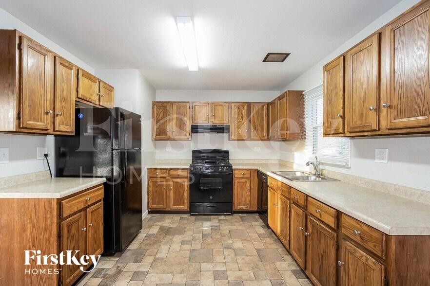 Building Photo - 565 Franklin Ave